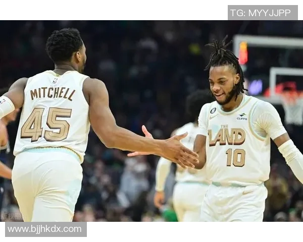 篮网与骑士激战正酣球迷期待精彩对决与绝妙表现