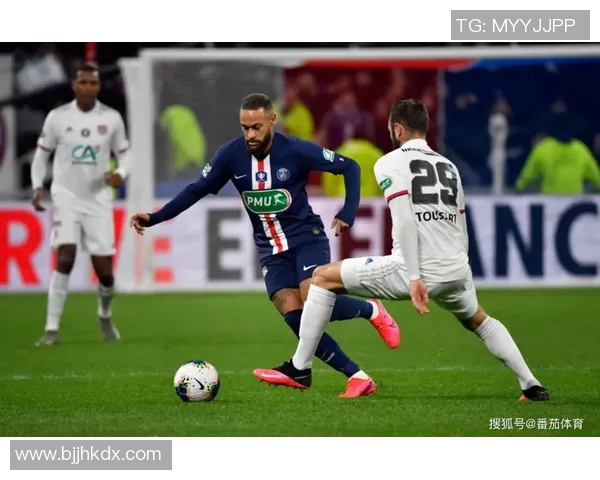 巴黎圣日耳曼与里昂的巅峰对决精彩回顾与赛后分析
